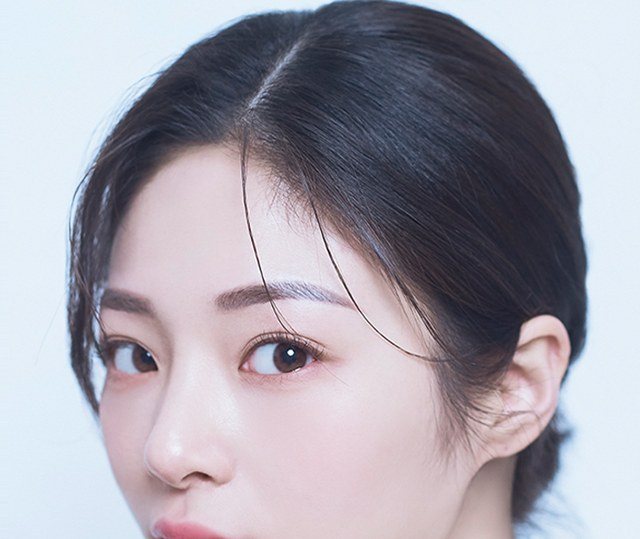 여성 모델의 얼굴 클로즈업 사진