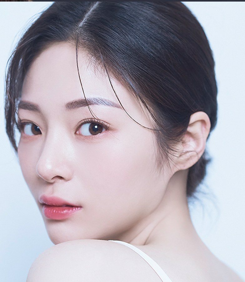 어깨 너머로 돌아보는 여성 모델