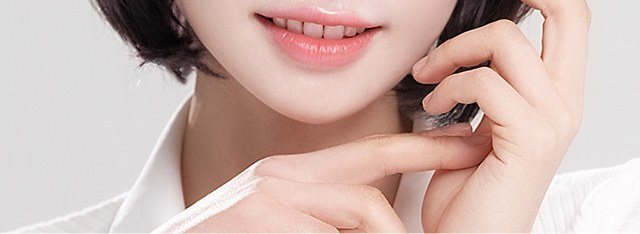 얼굴 하관과 턱선에 손을 얹고 있는 여성 모델