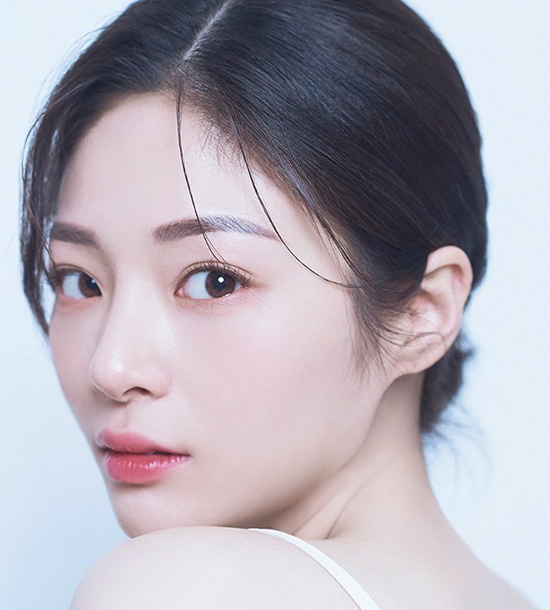 어깨를 드러내고 뒤돌아보는 여성의 얼굴 클로즈업