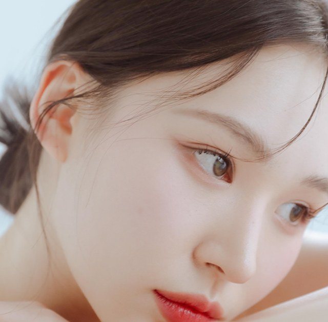 얼굴을 클로즈업한 여성 모델