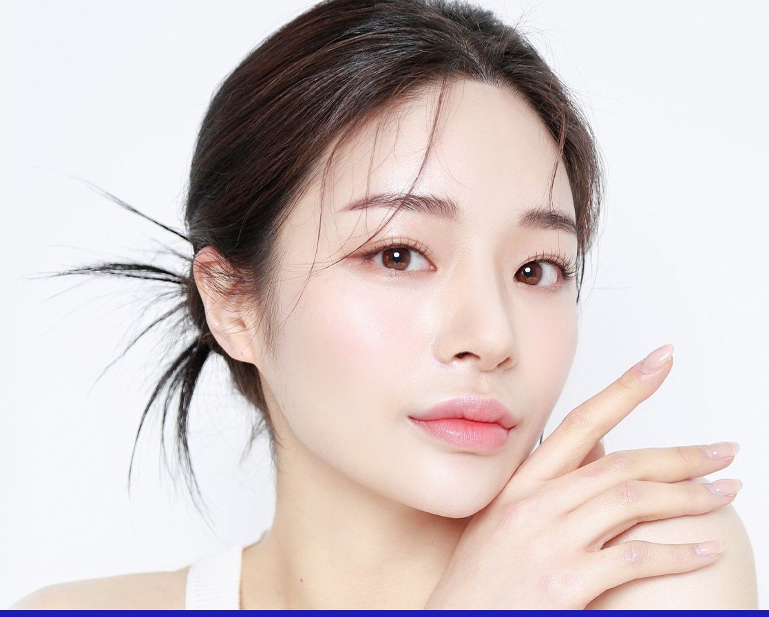 턱을 괴고 있는 여성 모델 얼굴