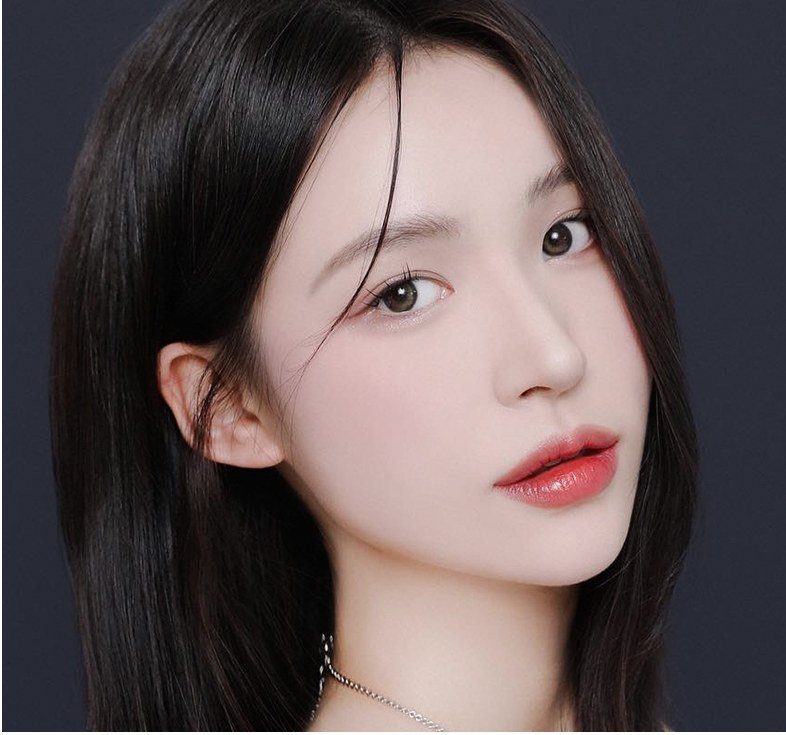 긴 생머리 여성 모델