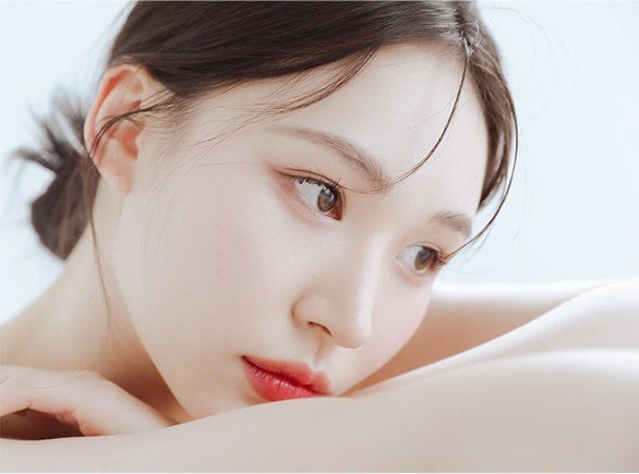 팔에 턱을 괴고 응시하는 여성 모델