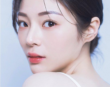 어깨 너머로 돌아보는 여성 얼굴 모델 사진
