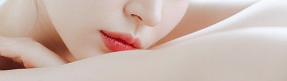 턱을 괴고 있는 여성의 코와 입술 부위