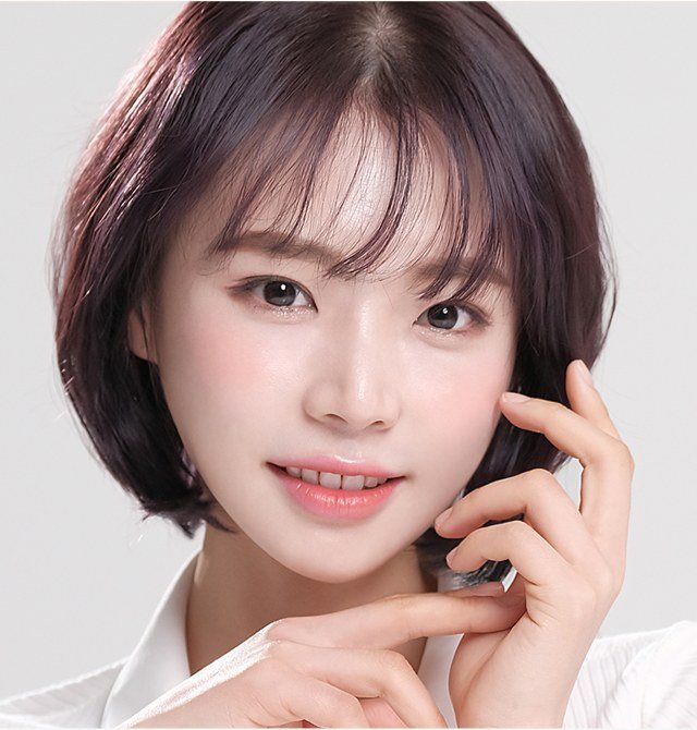 단발머리 여성 모델의 얼굴
