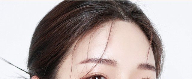 수술 후 만족스러운 결과의 여성 모델 얼굴 상단부