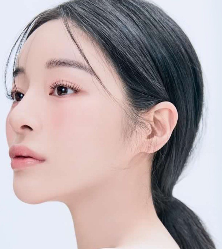 측면을 바라보는 여성의 얼굴