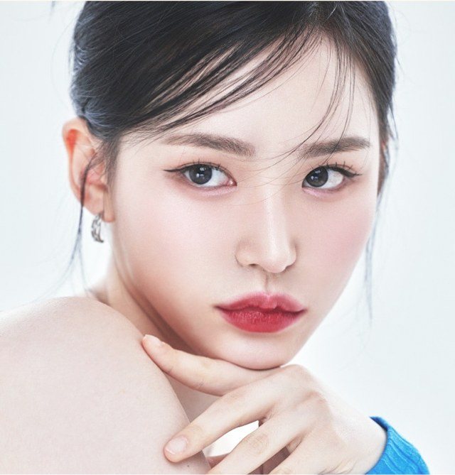 손으로 턱을 괴고 정면을 응시하는 여성 모델의 얼굴