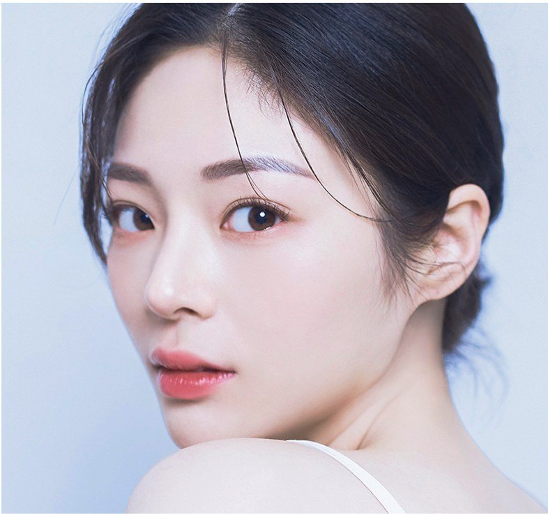 옆모습의 여성 모델 사진