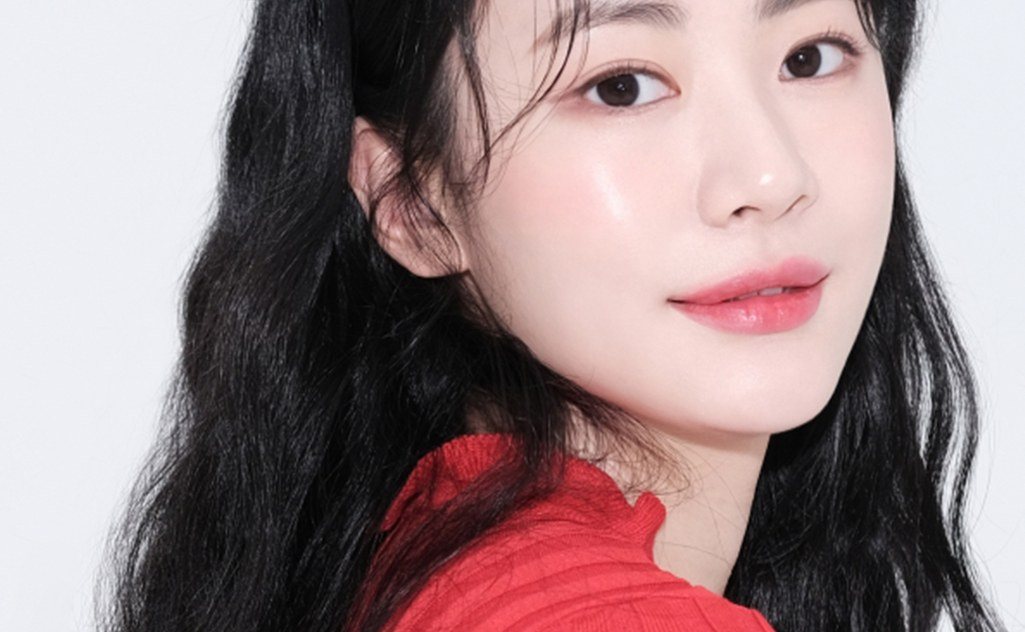 밝은 미소의 여성 인물 사진