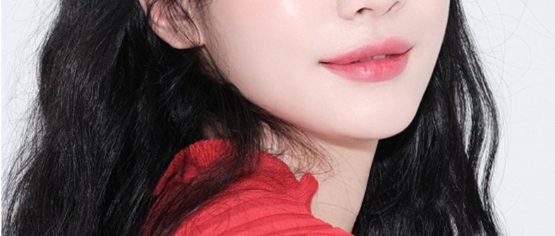 측면을 바라보는 여성 모델 얼굴