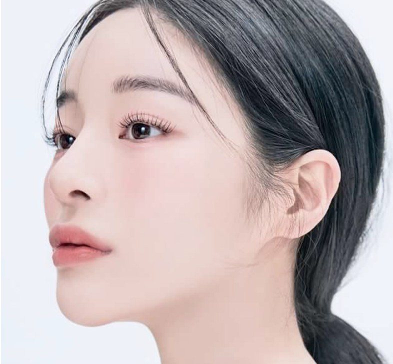 측면을 바라보는 여성 모델