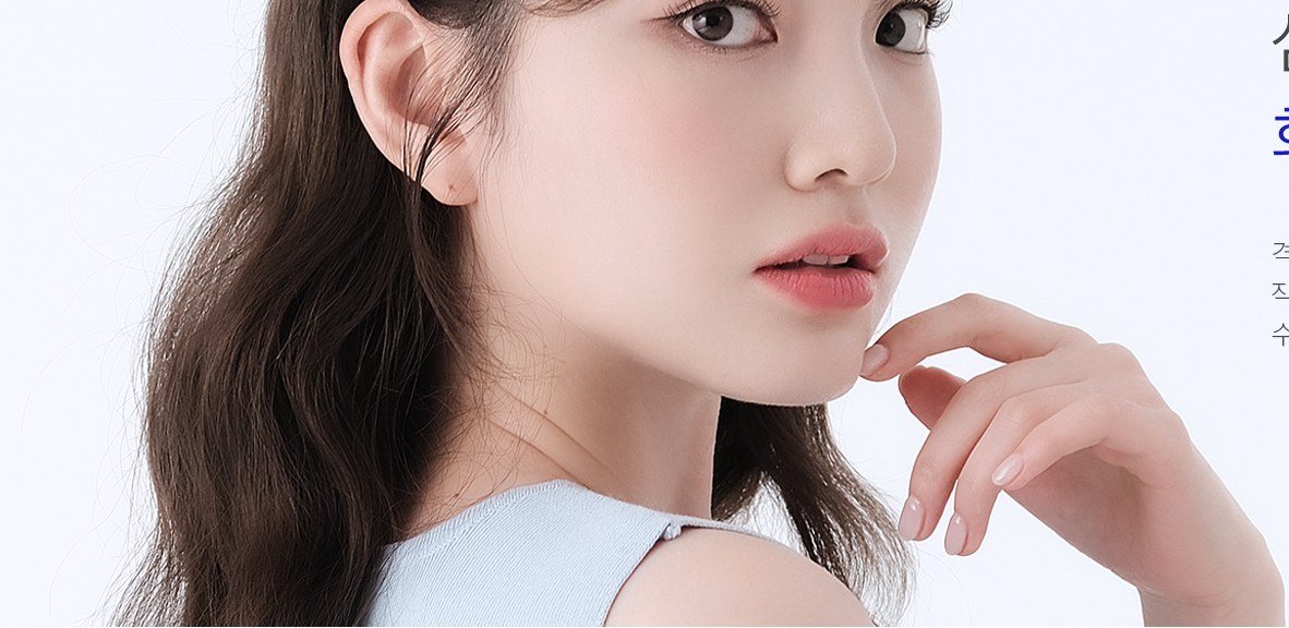 턱을 괴고 정면을 응시하는 여성의 얼굴
