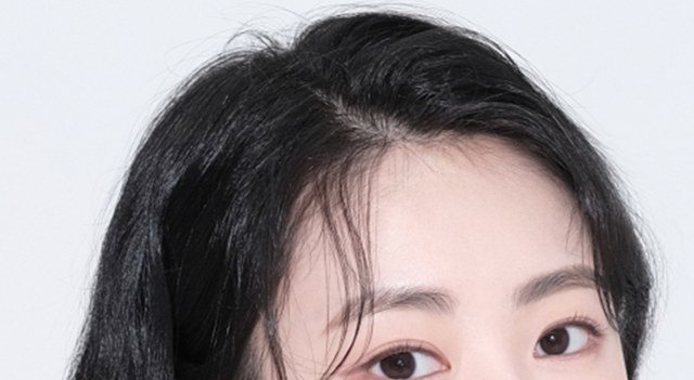 여성의 이마와 눈매를 확대한 클로즈업