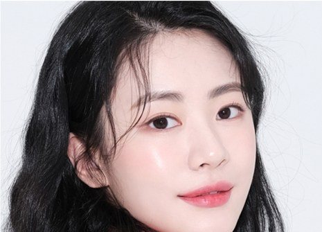 미소 짓고 있는 여성 모델의 얼굴 사진