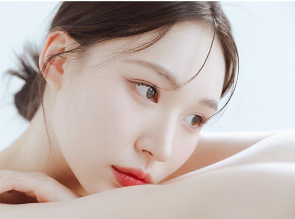 팔에 기대고 있는 여성 모델의 얼굴