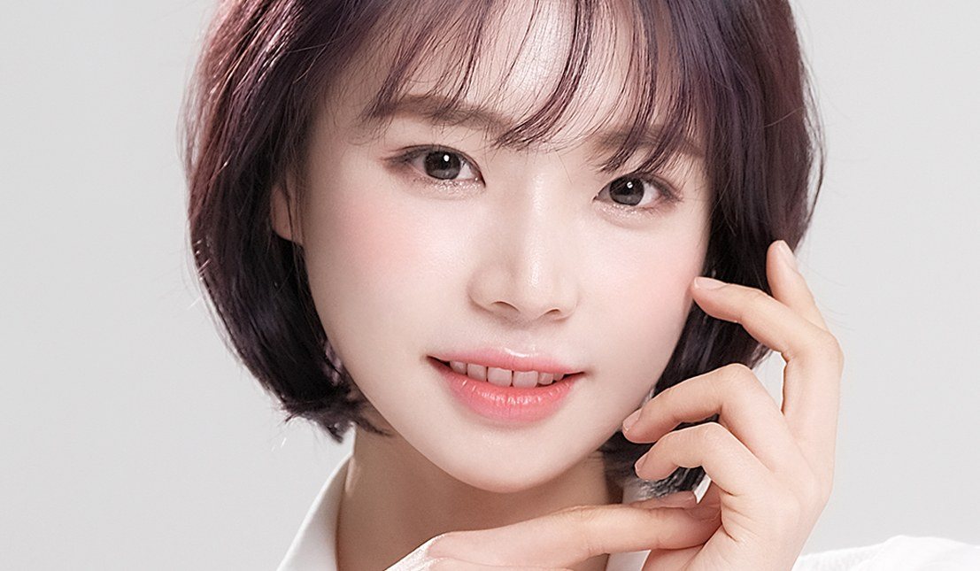 단발머리 여성 모델