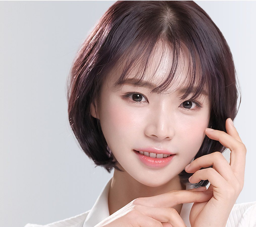 턱선을 만지는 여성 모델 사진