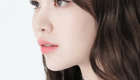 여성 모델의 얼굴 측면