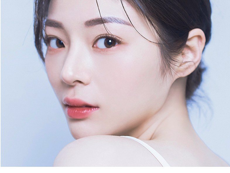 뒤돌아보는 여성 모델
