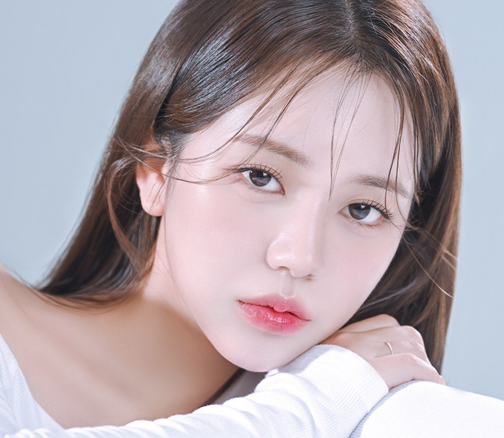 턱을 괴고 있는 여성 모델