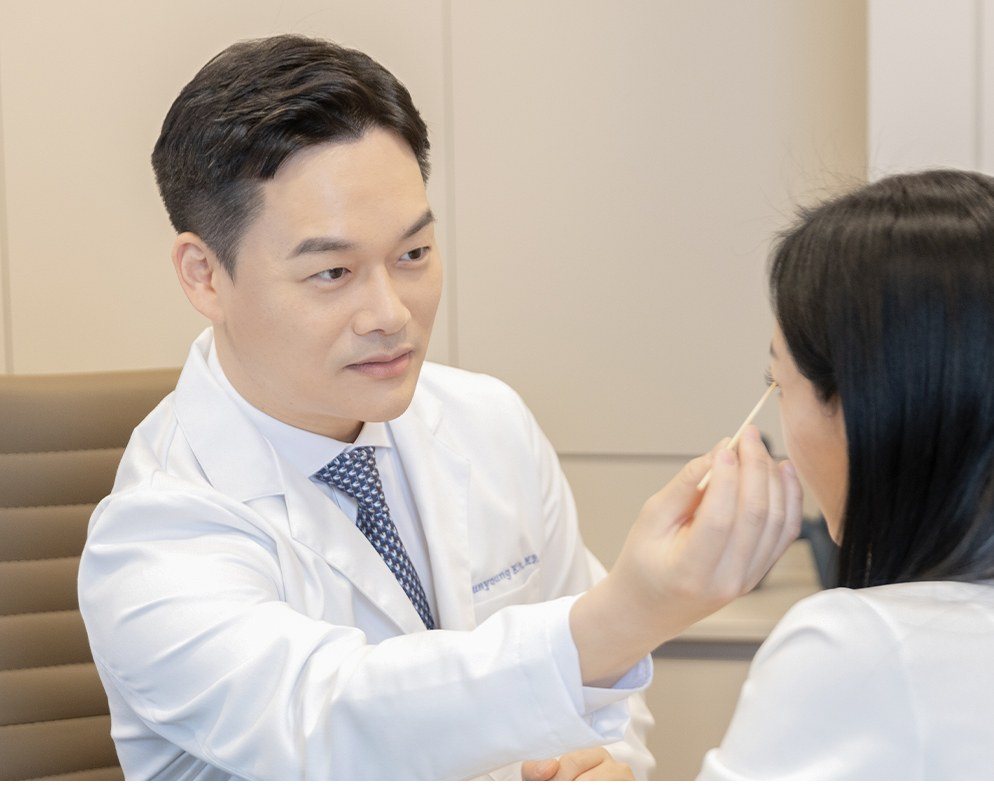 환자의 눈 상태를 면봉으로 진찰하는 김준영 대표원장