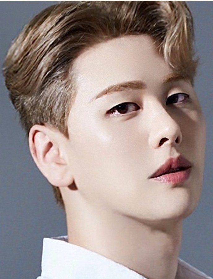 정면을 응시하는 남성 모델