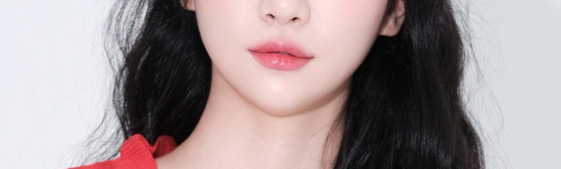 정면을 바라보는 여성 모델 얼굴