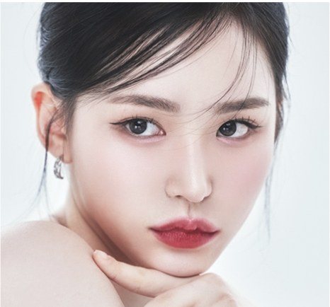 턱을 괴고 카메라를 응시하는 여성의 인물 사진