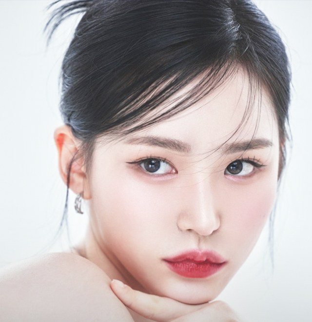 턱을 괴고 정면을 응시하는 여성 모델의 얼굴 클로즈업