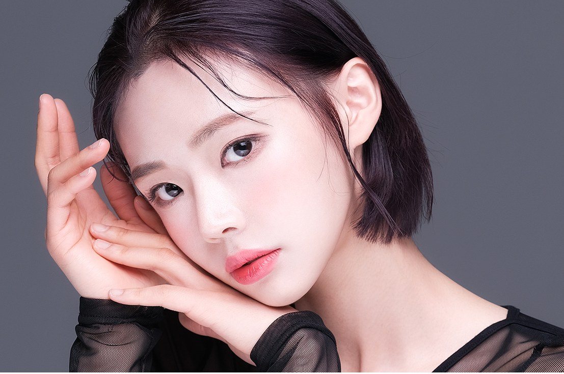 단발머리 여성 모델