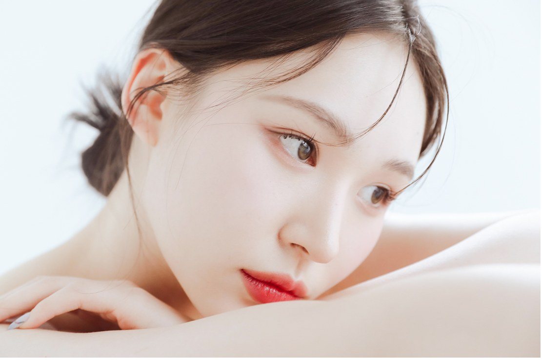 팔에 턱을 괸 여성의 모습