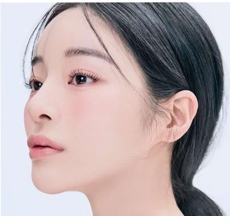 머리를 묶은 여성의 얼굴 측면 프로필