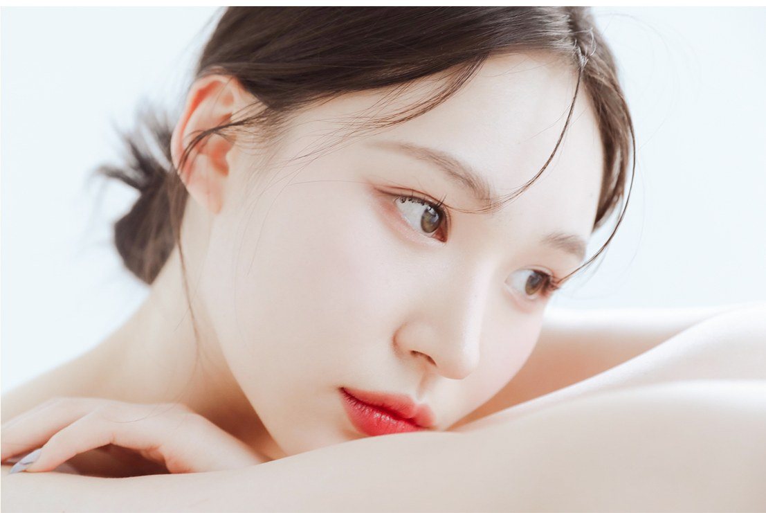 턱을 괴고 누워 있는 여성 모델
