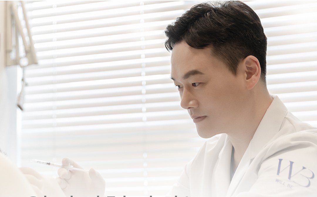 환자에게 시술을 진행하고 있는 의료진의 모습