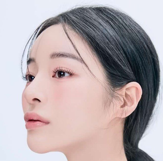 여성의 얼굴 옆모습