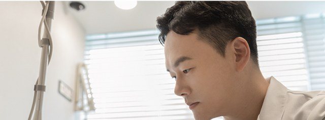 진료실에서 시술 중인 원장의 모습