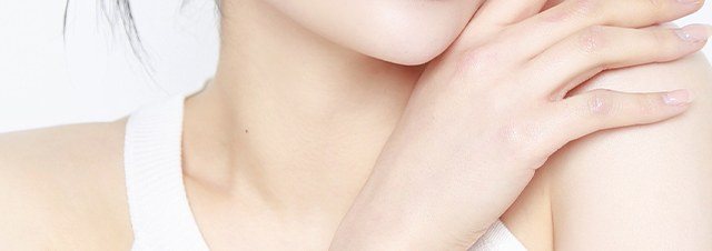 어깨에 손을 얹은 여성의 턱과 어깨 라인