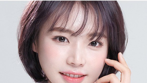 밝게 미소 짓는 여성 모델의 얼굴