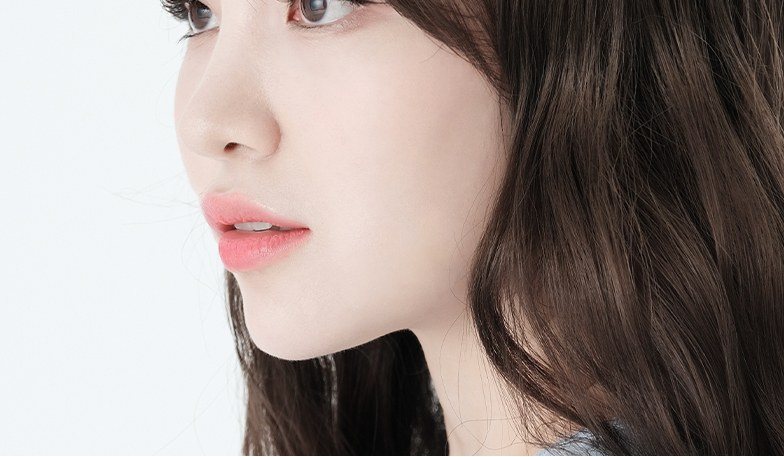 측면을 바라보는 여성 모델의 얼굴