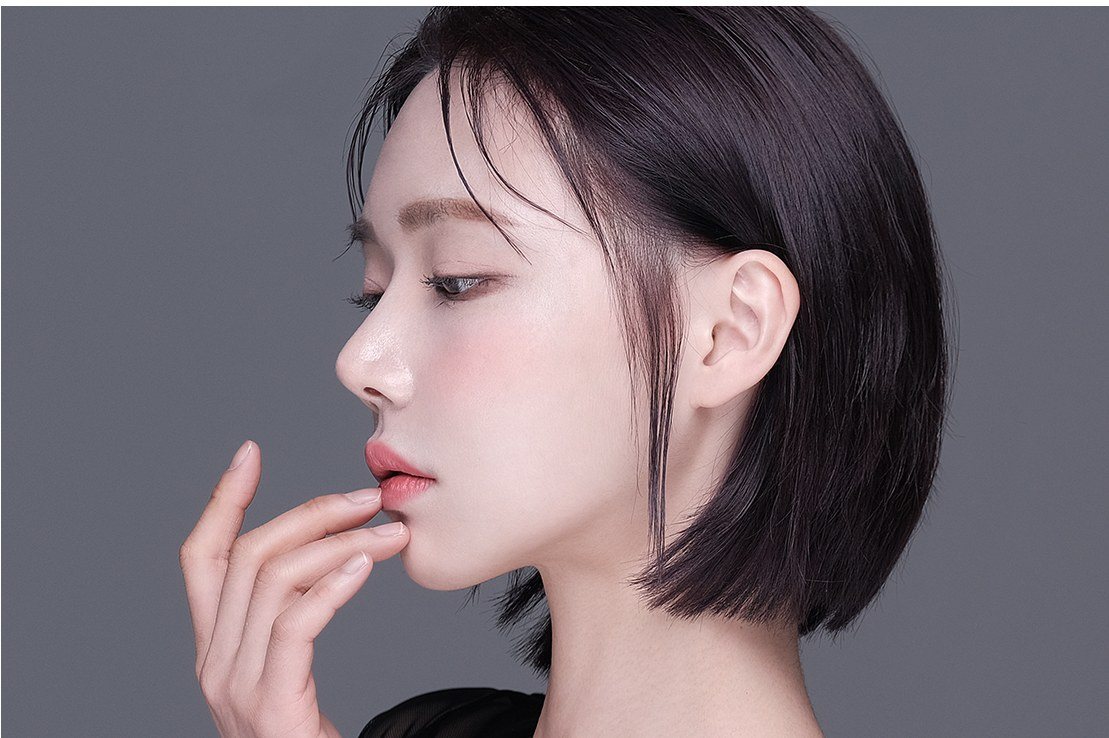 단발머리 여성 모델의 옆모습