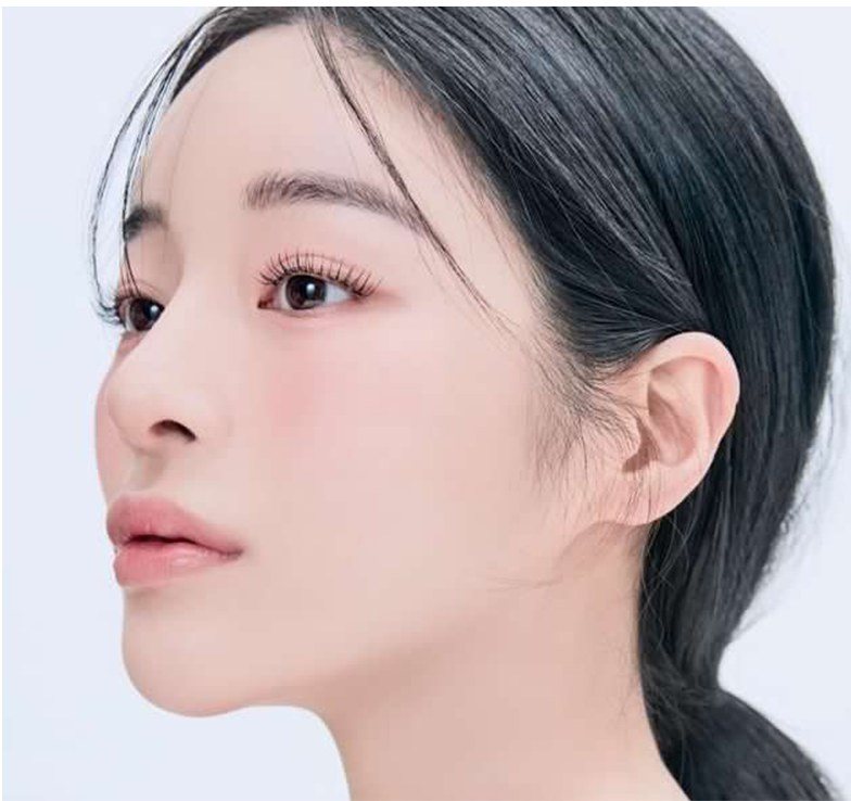 정면을 응시하는 여성 모델 옆모습
