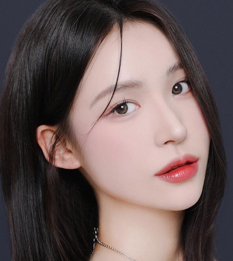 긴 머리 여성 모델