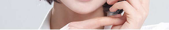 턱과 손 일부가 보이는 인물 사진 상단
