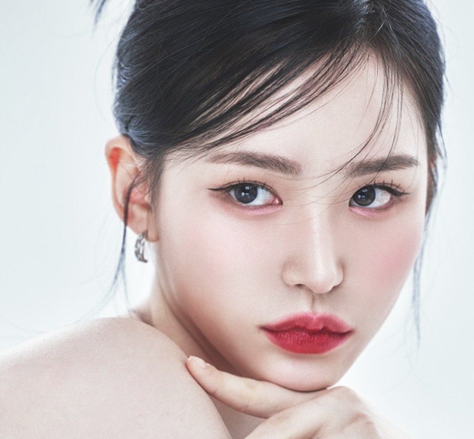 턱을 괴고 정면을 응시하는 여성 모델의 얼굴