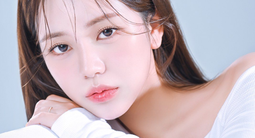 턱을 괴고 응시하는 여성 모델