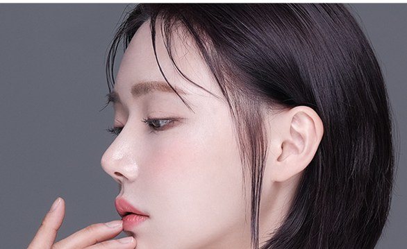 손을 입술/턱 근처에 댄 여성의 옆얼굴