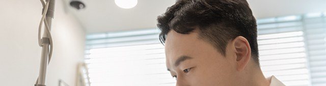 진료실에서 시술에 집중하는 김준영 대표원장